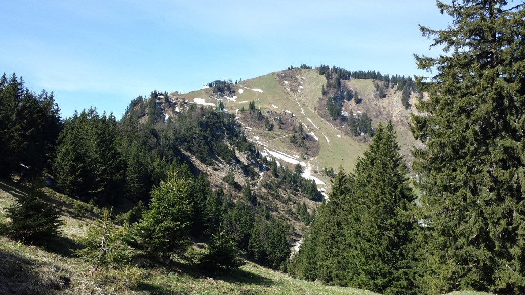 Blick auf die Brauneck-Bergstation beim Aufstieg