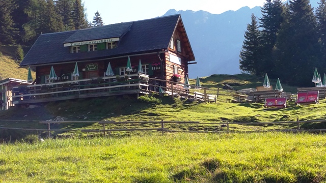 Direkt oberhalb des gleichnamigen Bergsees liegt die Duisitzkarhütte
